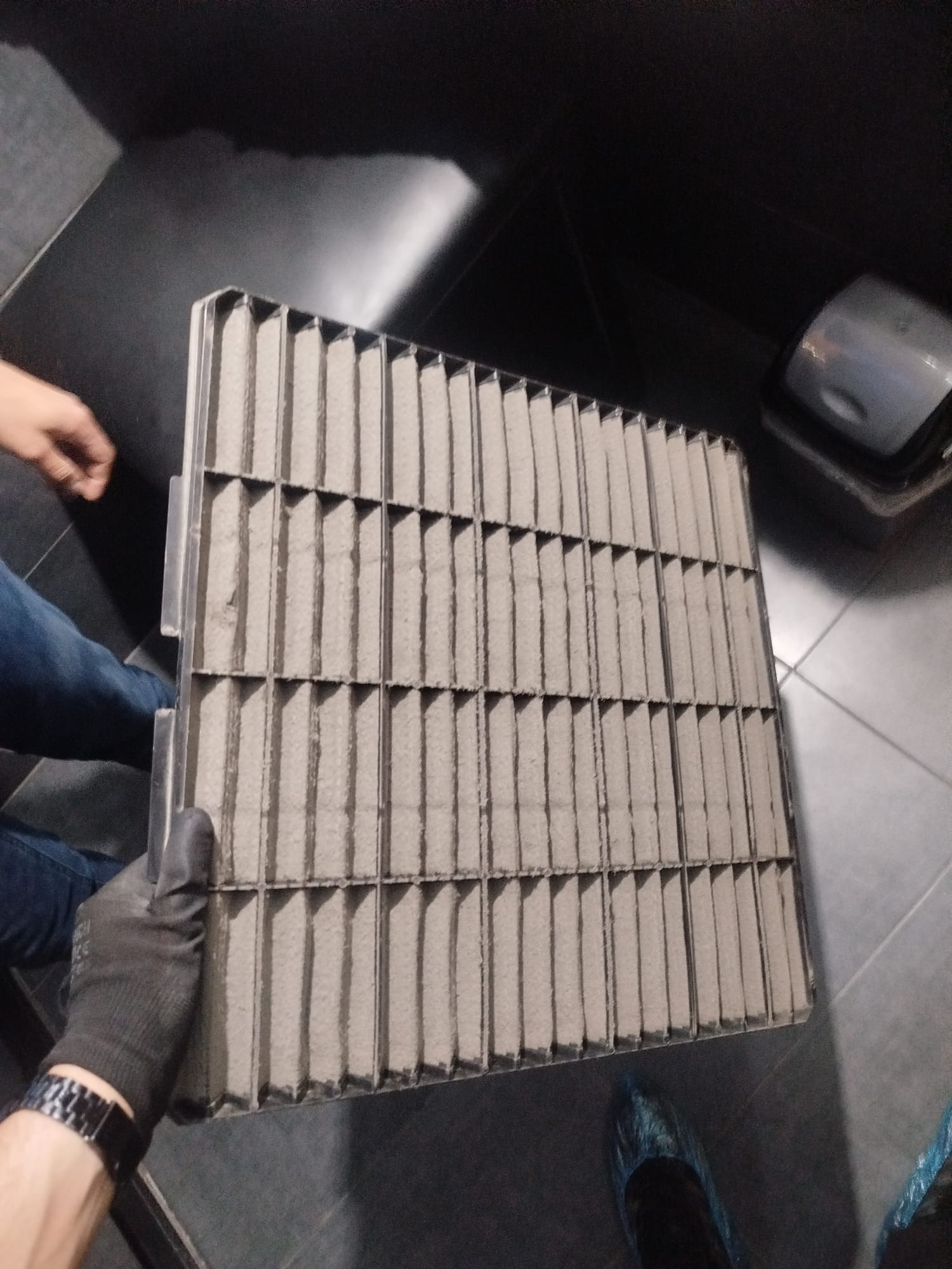 Bakım sırasında çıkarılmış tozlu klima filtresi