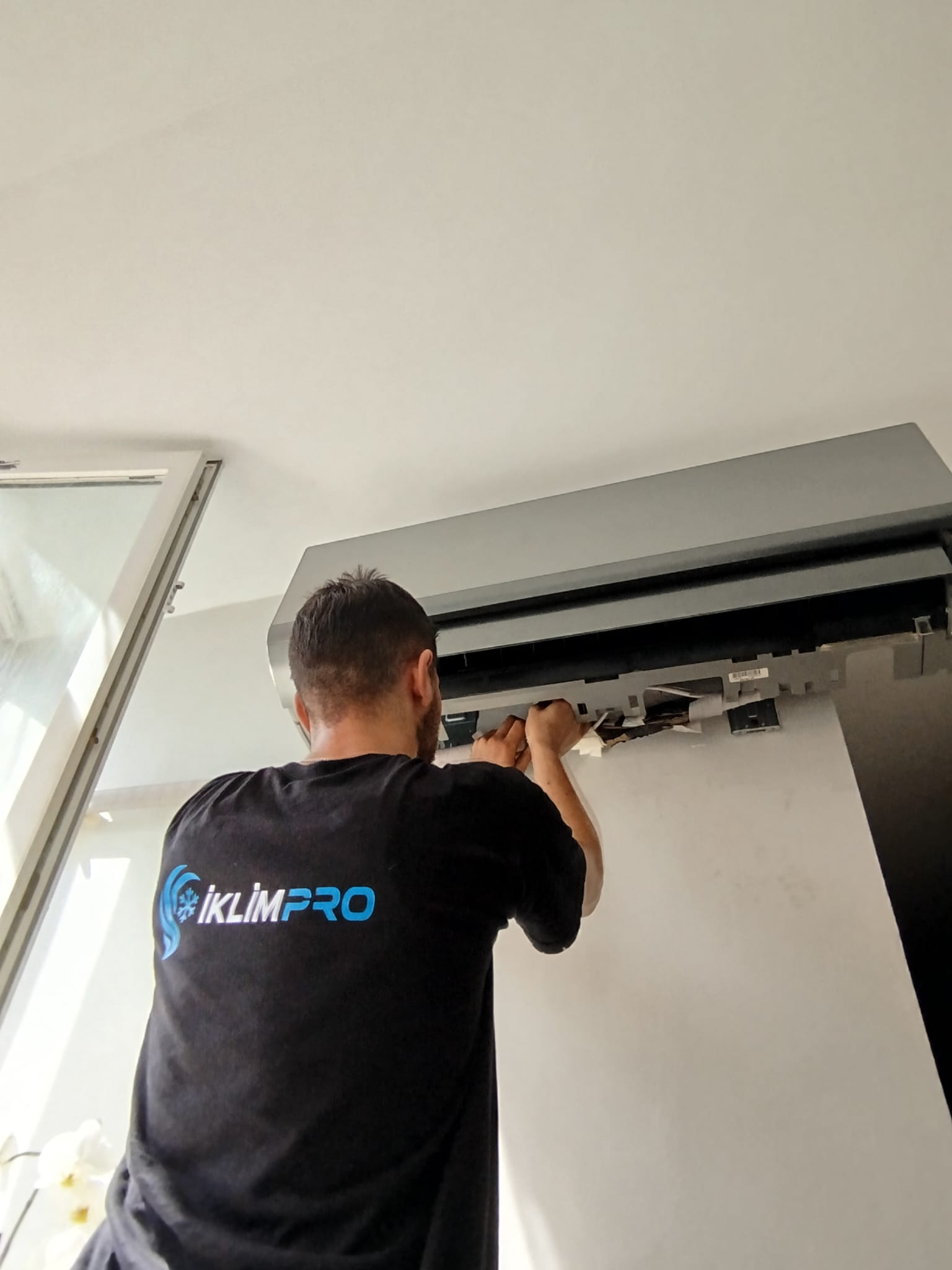 Klima iç ünitesinde tamir ve arıza tespiti yapan İklim Pro teknik servis uzmanı